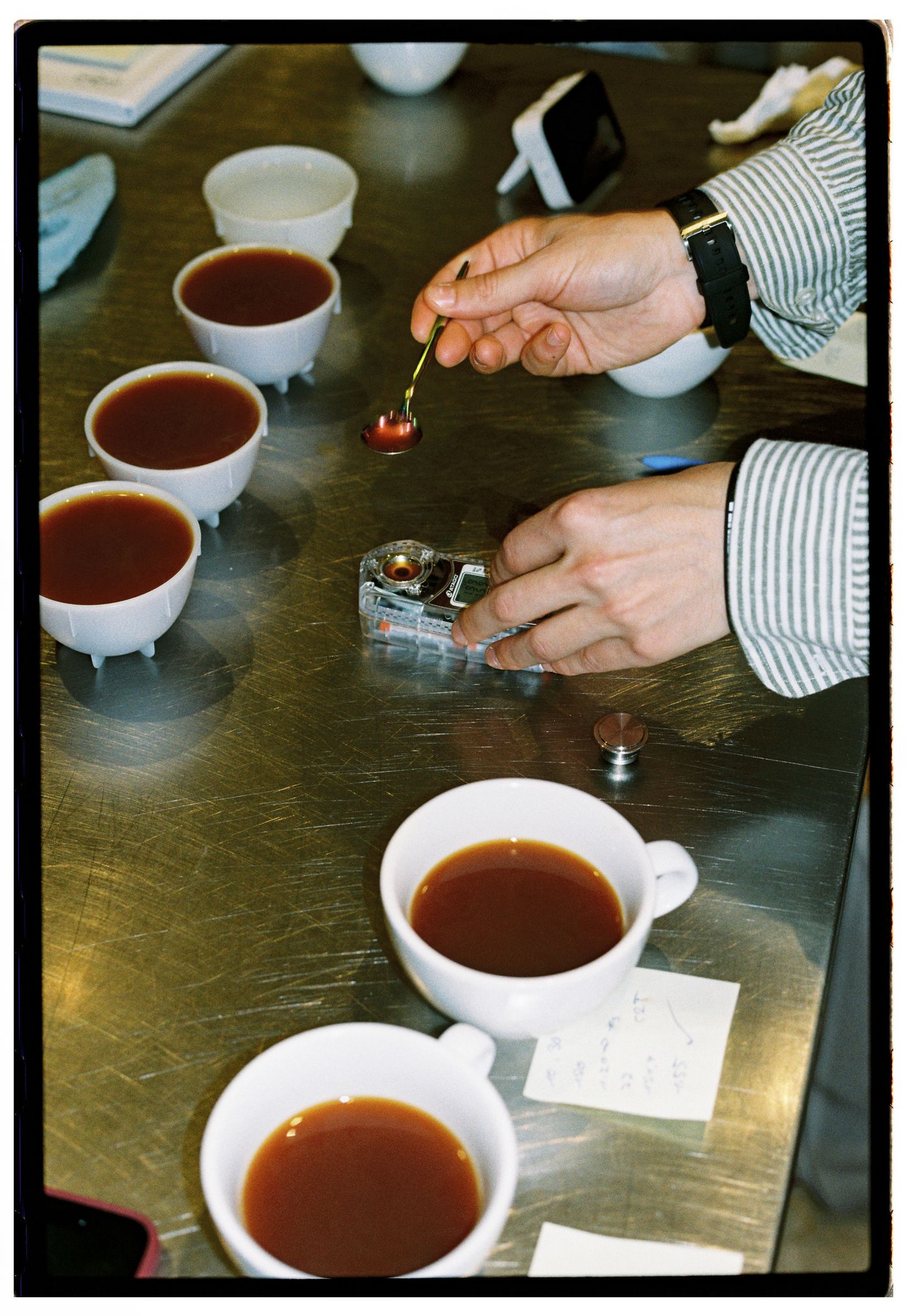 Cupping: proeven van koffie met een cuppinglepel en refractometer