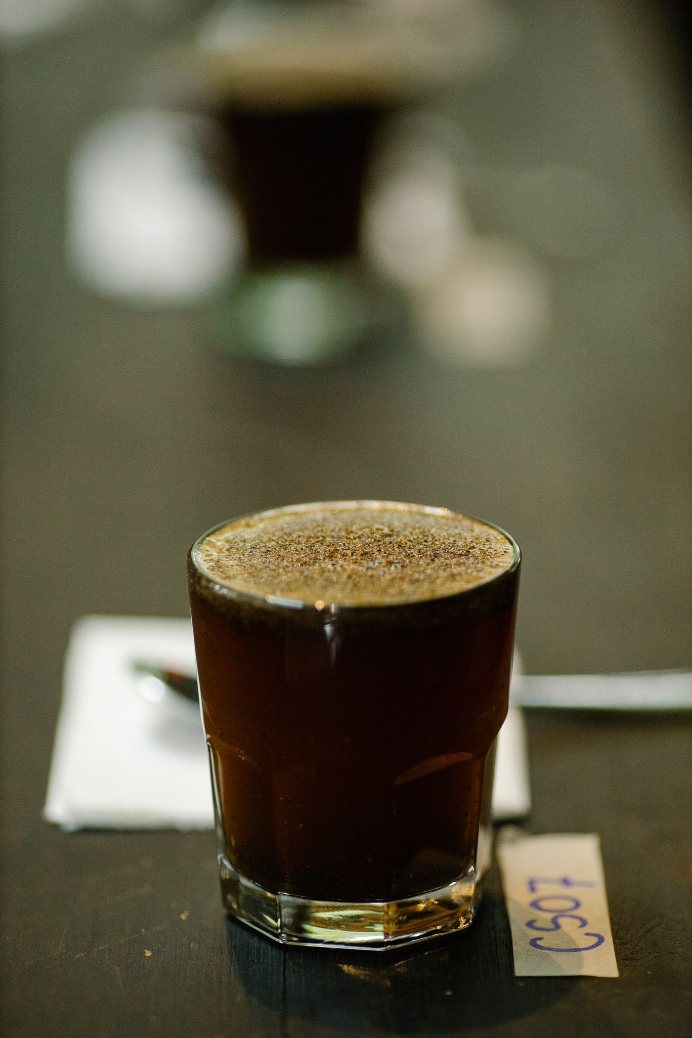 Glas versgezette koffie met een genummerd prooflabel